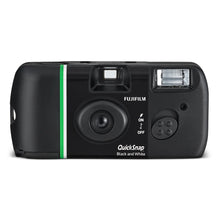 FUJIFILM QuickSnap Black and White engangskamera, sort, 27 billeder, grøn stribe, centralt placeret linse, søger, blitz, tekst: QuickSnap Black and White til sort-hvid film.