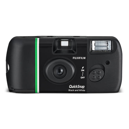 FUJIFILM QuickSnap Black and White engangskamera, sort, 27 billeder, grøn stribe, centralt placeret linse, søger, blitz, tekst: QuickSnap Black and White til sort-hvid film.