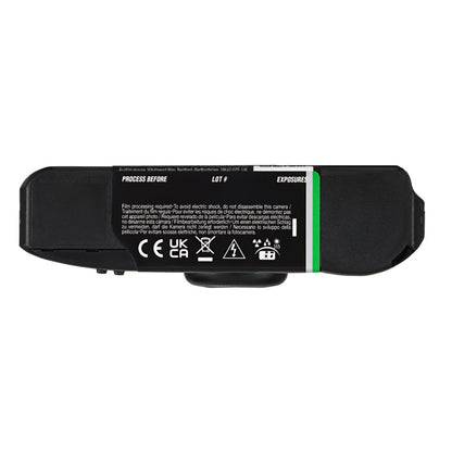 Fujifilm QuickSnap sort-hvid engangskamera med batterirum, advarselssymboler, grøn stribe, engelsk/fransk tekst.