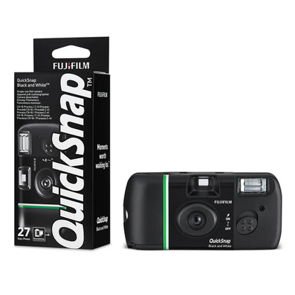Fujifilm QuickSnap sort-hvid engangskamera til 27 billeder med blitz og stribet detalje ved siden af emballagen med produktoplysninger.