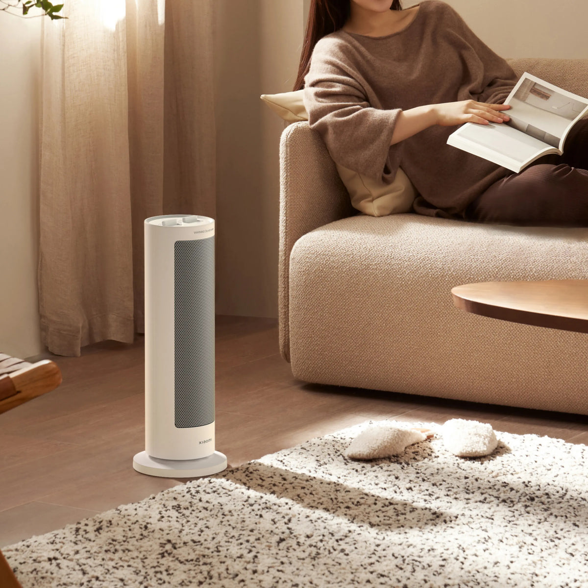 XIAOMI varmeblæser (EU-model med PTC-teknologi) 2000 W, hvid, på et tæppe i stuen med lys, der strømmer ind gennem gardinerne.