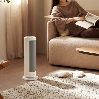XIAOMI varmeblæser (EU-model med PTC-teknologi) 2000 W, hvid, på et tæppe i stuen med lys, der strømmer ind gennem gardinerne.