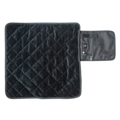 Elektrisk varmedyne, 41 x 41 cm, USB-C, sort, quiltet, med sædevarme og en lille lynlåslomme med spænde i højre side.