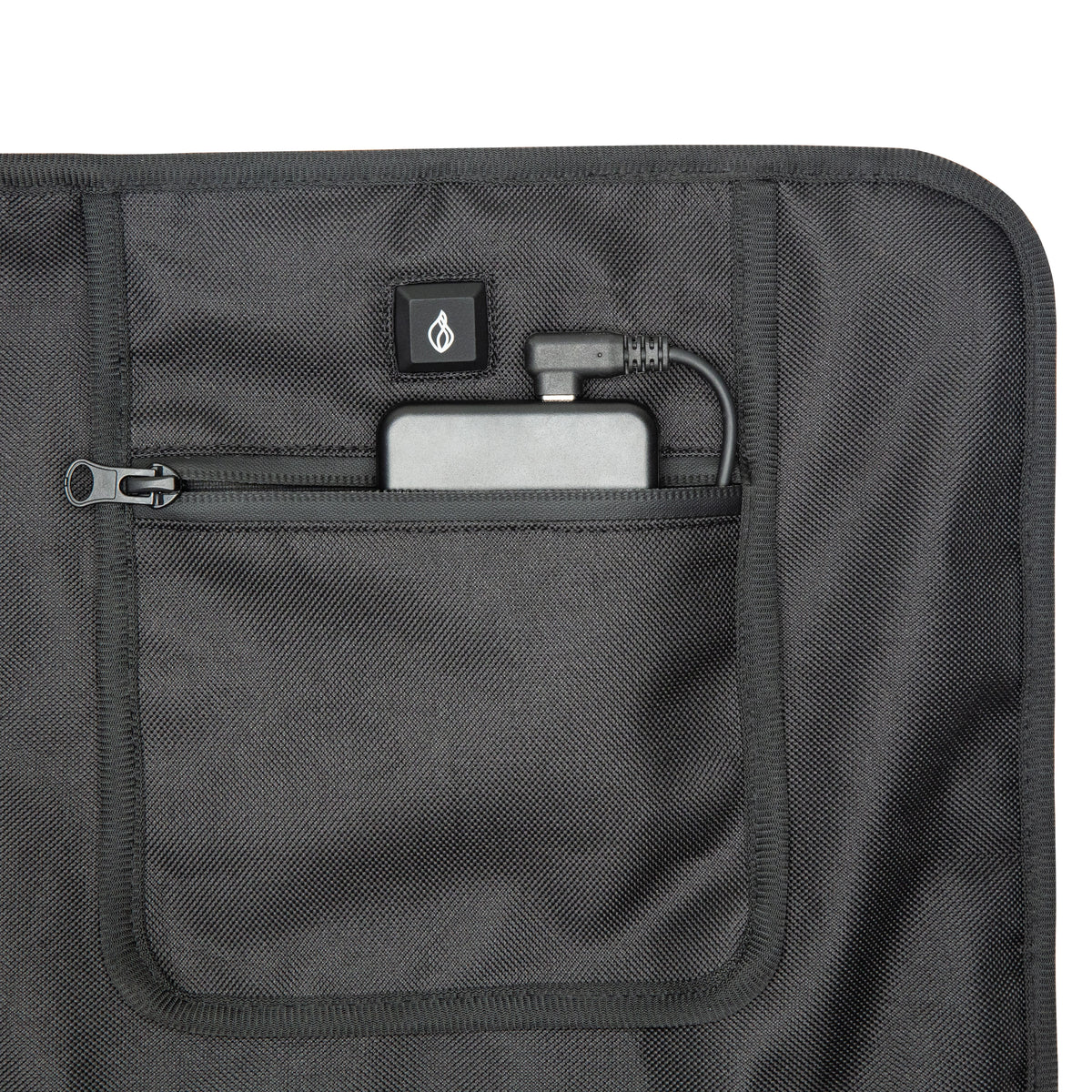 Elektrisk varmedyne til 2 personer, 100 x 67 cm, USB-C, sort taske med lynlåslomme og knap med flamme-symbol.