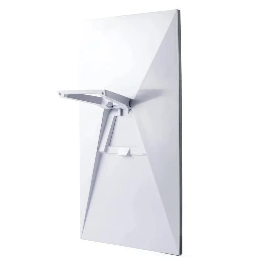 Hvid, rektangulær Starlink Standard Kit Gen 4-satellitantenne med justerbart monteringsbeslag på bagsiden.