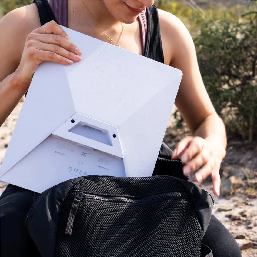 Starlink Mini Kit-satellitterminal med indbygget stativ leveres i en sort rygsæk.