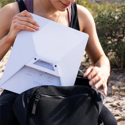 Starlink Mini Kit-satellitterminal med indbygget stativ leveres i en sort rygsæk.