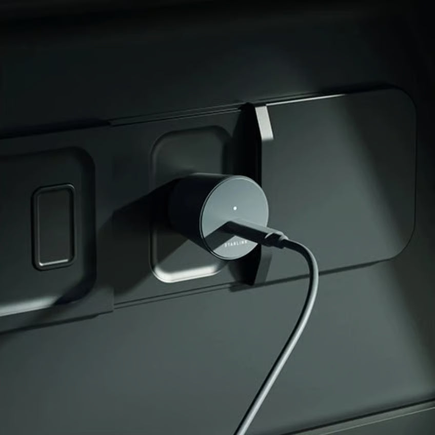 Starlink Mini-biladapter USB-C til 12–24 V, tilsluttet 12 V-stik med USB-C-kabel.