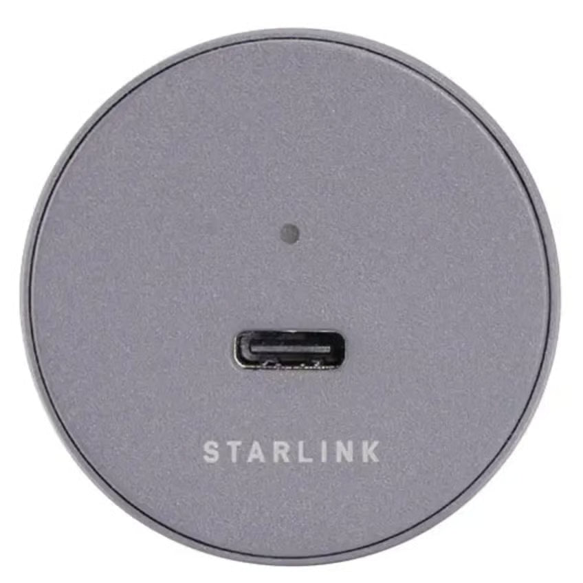 Starlink Mini-biladapter, rund og grå, USB-C til 12–24 V med USB-C-port og indikatorlampe.