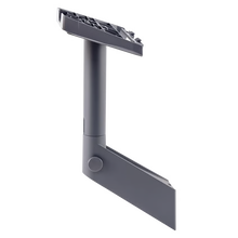 Starlink Standard Wall Mount vægbeslag i grå med lodret stolpe og vinklet monteringsarm til udendørs brug.