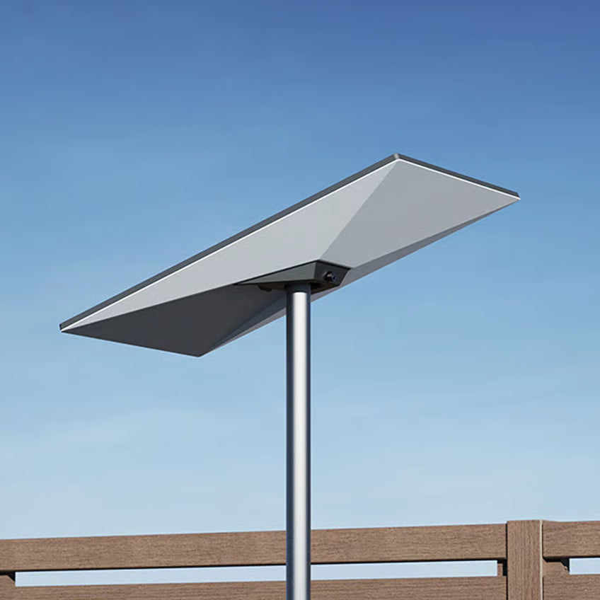 Starlink Standard 4 rektangulær antenne monteret på en lodret metalstang med røradapter.