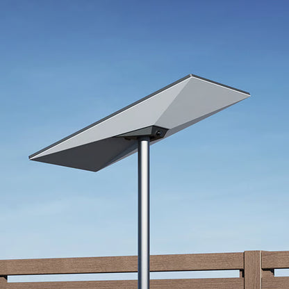 Starlink Standard 4 rektangulær antenne monteret på en lodret metalstang med røradapter.