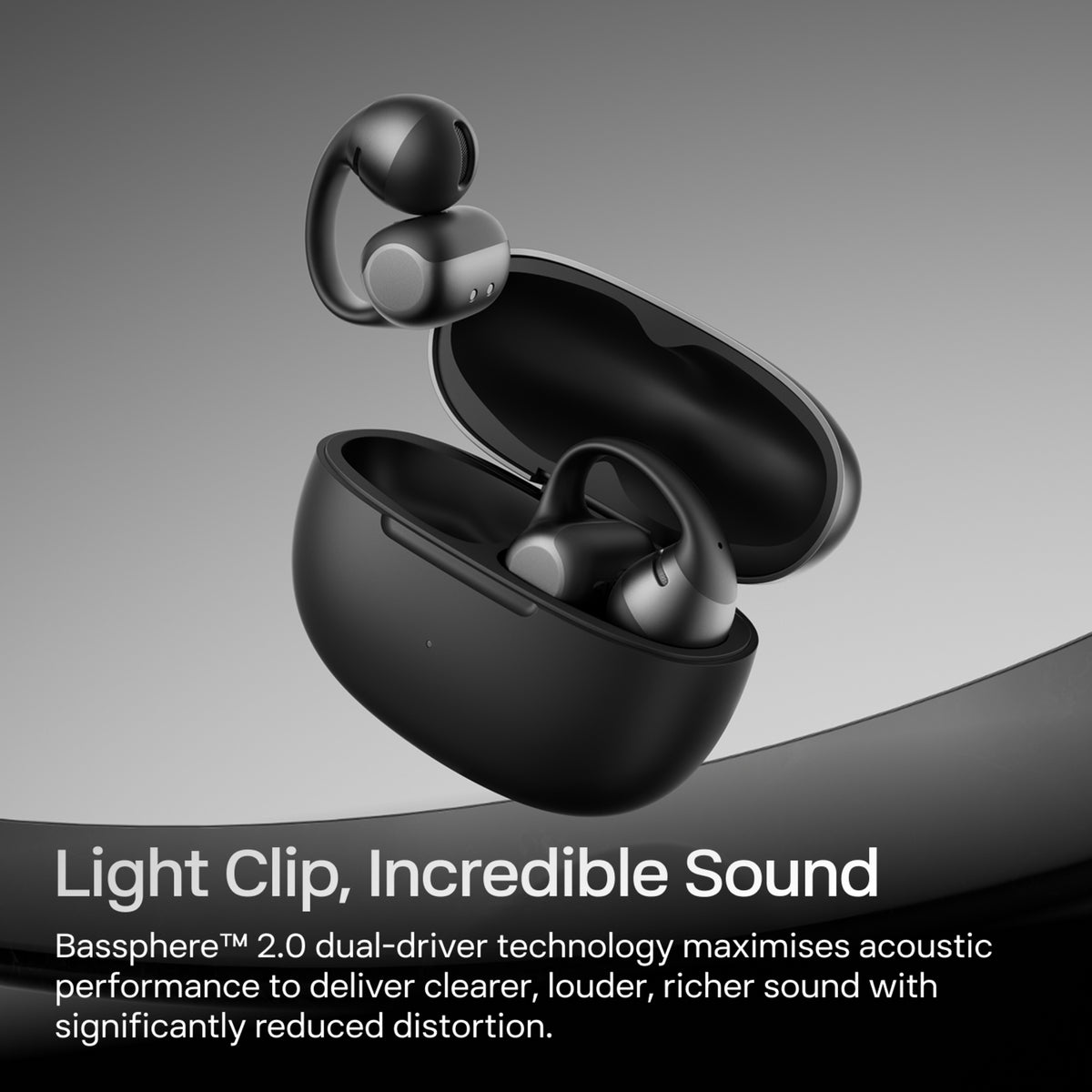 Shokz OpenDots 2 åbne klips-øretelefoner, sorte, i åbent opladningsetui, tekst: Light Clip, Incredible Sound, DirectPitch-teknologi.