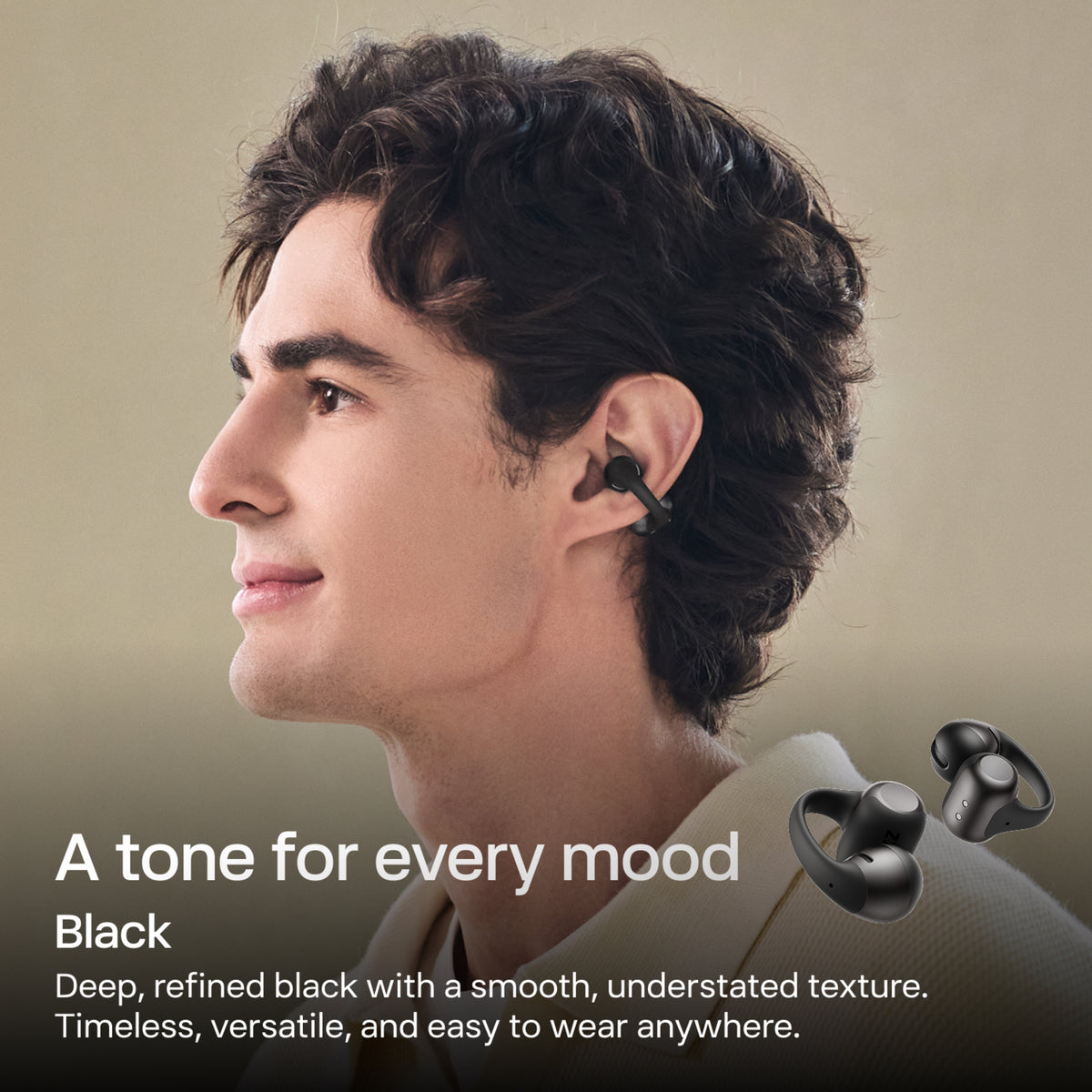SHOKZ OpenDots 2 åbne klips-høretelefoner i sort, en ung person har dem på, ørepropper vist ved siden af.