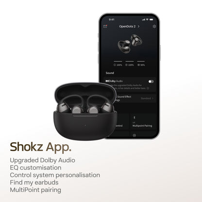 Shokz OpenDots 2 åbne clip-on-høretelefoner, sort, i åben opladningsæske, vises via app, Dolby Audio, EQ og MultiPoint-parring.