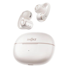 SHOKZ OpenDots 2 åbne clip-on-hovedtelefoner i hvid med silikone-ørekroge og DirectPitch-teknologi samt et ovalt opladningsetui.