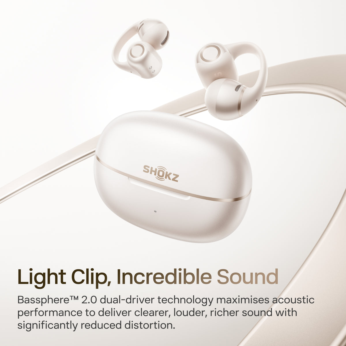 SHOKZ OpenDots 2 åbne klips-høretelefoner, hvide, med opladningsetui, tekst: Light Clip, Incredible Sound, DirectPitch-teknologi.