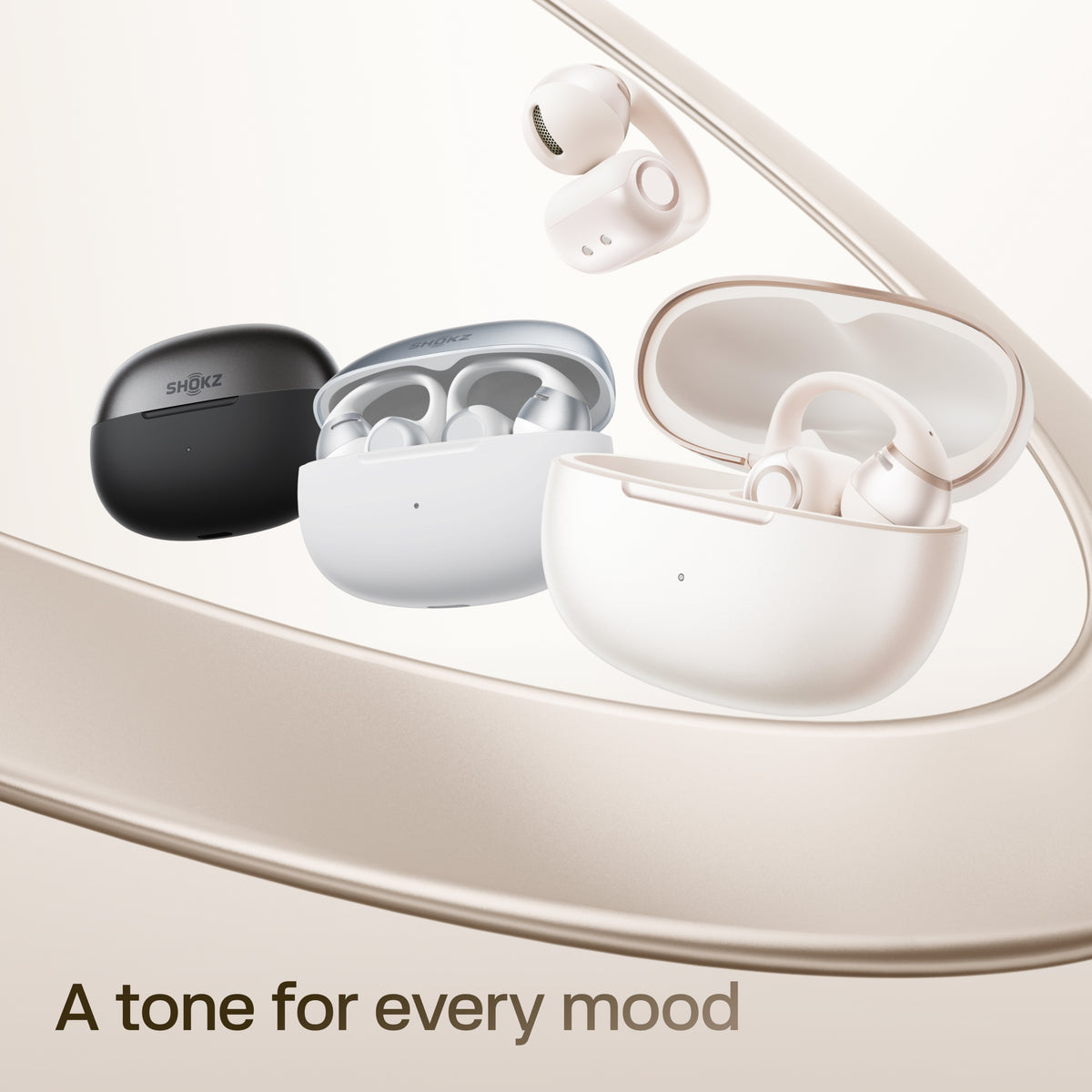 Shokz OpenDots 2 klips-høretelefoner med åbne ører, hvid, vises sammen med sorte, sølvfarvede og hvide etuier samt teksten A tone for every mood.