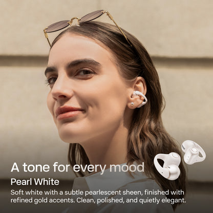 SHOKZ OpenDots 2 åbne clip-on-høretelefoner, hvide med gulddetaljer, til udendørs brug, DirectPitch-teknologi.