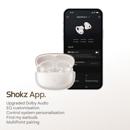 SHOKZ OpenDots 2 åbne clip-on-høretelefoner i hvid med medfølgende etui og synlige lydindstillinger via appen på smartphonen.