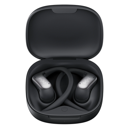 Shokz OpenFit Air 2 åbne øretelefoner, sort, med ørekroge i åbent opladningsetui.