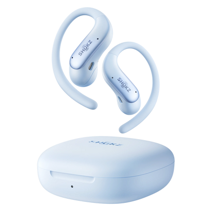 Shokz OpenFit Air 2 open-ear-høretelefoner i blå med ørekroge i et kompakt SHOKZ-etui i samme blå farve.