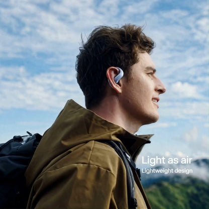 SHOKZ OpenFit Air 2 åbne øretelefoner i blå, båret af en mand udendørs – tekst: Let som luft – Letvægtsdesign.
