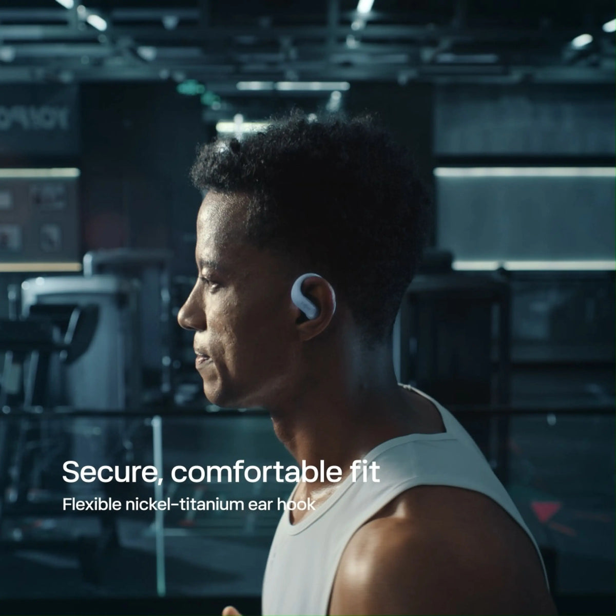 Shokz OpenFit Air 2 åbne øretelefoner, blå, med fleksibel ørekrog af nikkel-titanium, tekst: Sikker og behagelig pasform.