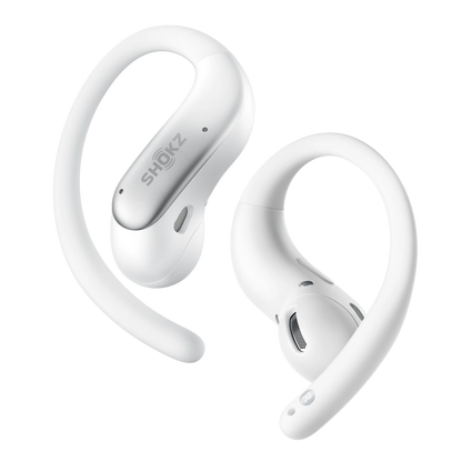 Shokz OpenFit Air 2 åbne øretelefoner i hvid, sidder rundt om øret.