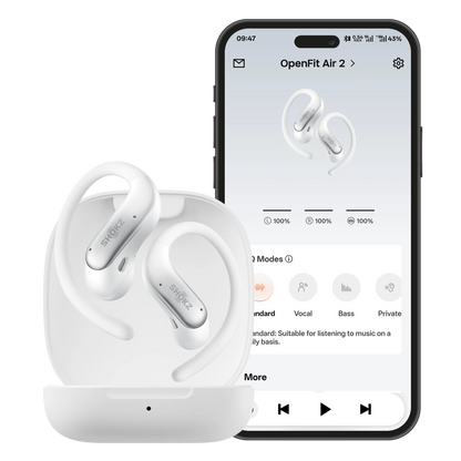 SHOKZ OpenFit Air 2 åbne øretelefoner i hvidt opladningsetui ved siden af en smartphone med appens lydindstillinger.