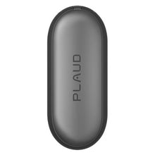 Sort, oval PLAUD NotePin S AI-diktafon med transskription, centralt placeret logo og indbyggede MEMS-mikrofoner.
