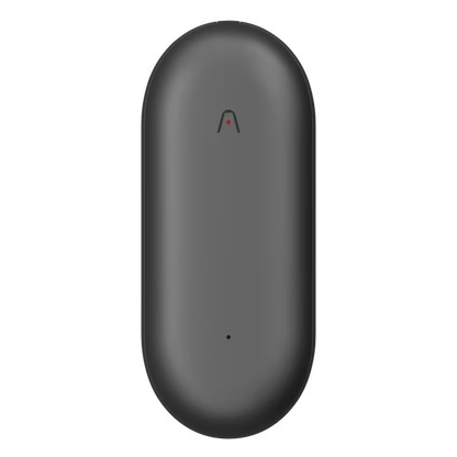 PLAUD NotePin S AI-diktafon, sort, ovalt design med rød indikatorlampe og mikrofonåbning i bunden.