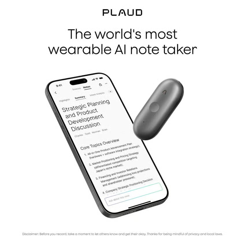 Sort PLAUD NotePin S AI-diktafon ved siden af smartphonen med AI-transskription af mødet.