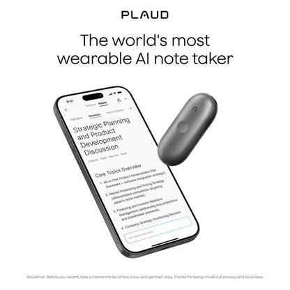 Sort PLAUD NotePin S AI-diktafon ved siden af smartphonen med AI-transskription af mødet.
