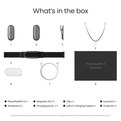 Sort PLAUD NotePin S AI-diktafon med transskription, magnetisk nål, klips, rem, armbånd, ladestation og USB-C-kabel.