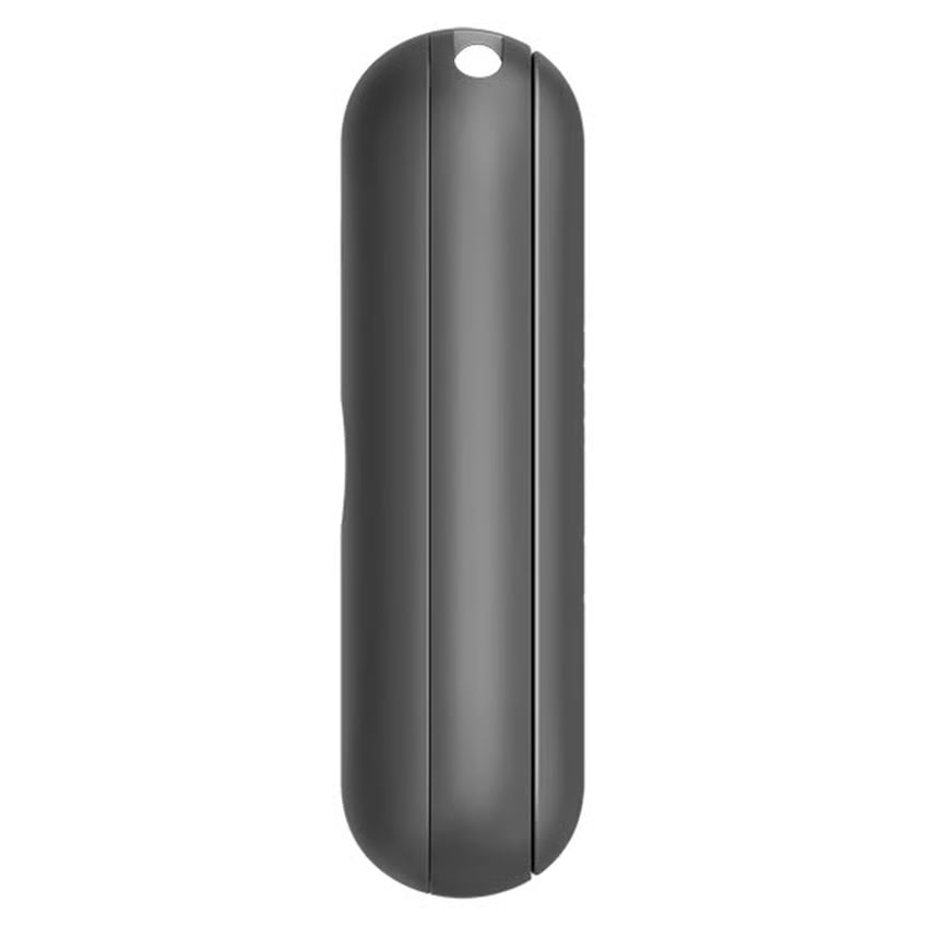 Sort PLAUD NotePin S AI-diktafon, pilleformet design med hul til snor og indbyggede MEMS-mikrofoner.