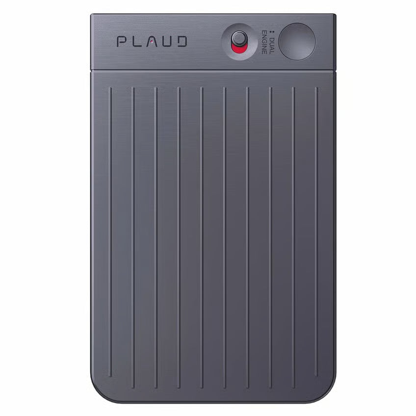 PLAUD Note AI-diktafon, mørkegrå, rektangulær med lodrette striber, skydeknap og rund knap.