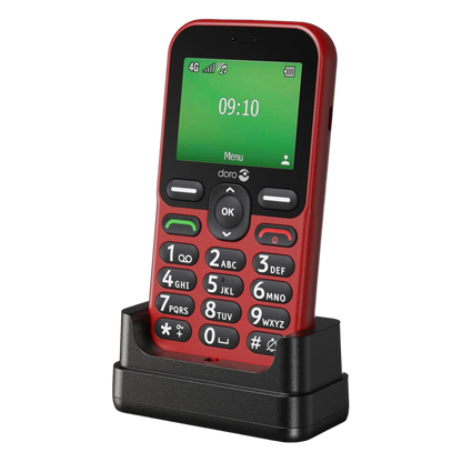 Doro Leva E11 knaptelefon i rød/sort med store knapper i sort opladningsstation; skærmen viser klokkeslæt, signalstyrke og batteristatus.