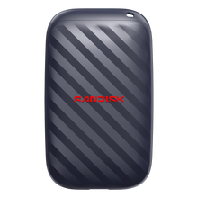 SanDisk bærbar SSD 1 TB, 600 MB/s, USB-C, mørkegrå med diagonale striber og rødt logo.