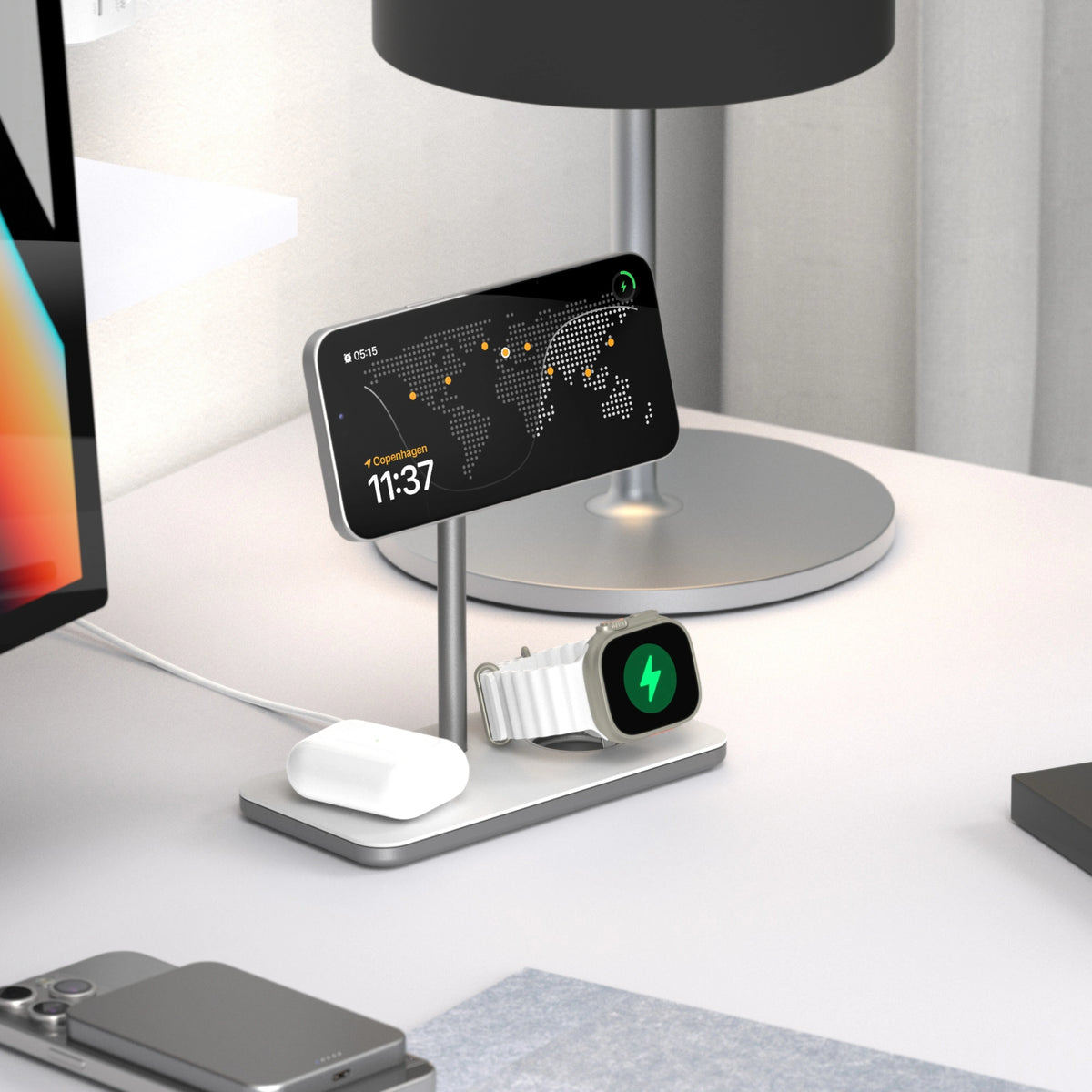Sølvfarvet Linq 3-i-1 Qi2 trådløs opladningsholder til iPhone, Apple Watch og AirPods.
