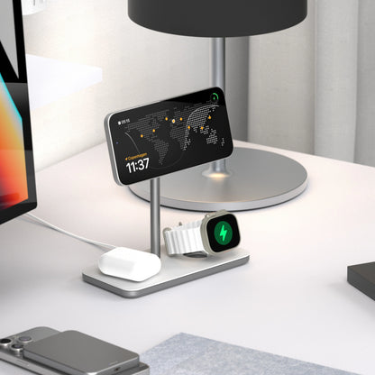 Sølvfarvet Linq 3-i-1 Qi2 trådløs opladningsholder til iPhone, Apple Watch og AirPods.