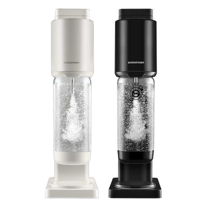 SodaStream Fresh sodavandsmaskiner i hvid og sort med monterede kulsyreflasker.