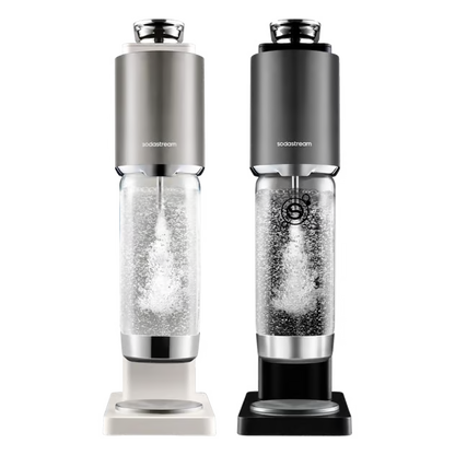Hvid og sort SodaStream Fresh Plus sodavandsmaskine med monteret fyldt kulsyreflaske, uden CO2-cylinder.