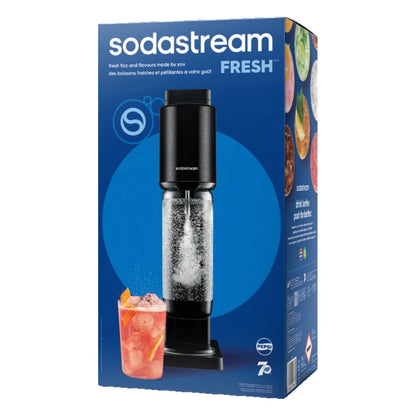 Sort SodaStream Fresh sodavandsmaskine uden CO2-flaske i blå emballage med et glas danskvand og is.