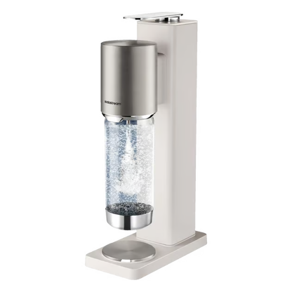SodaStream Fresh Plus sodavandsmaskine i varm hvid med metaloverdel og monteret gennemsigtig flaske uden CO2-patron.