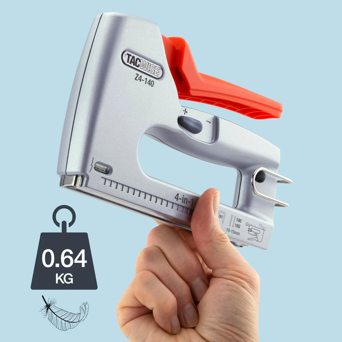 Tacwise Z4-140 4-i-1 hæftepistol i sølv med rødt håndtag, 0,64 kg vægtikon og fjer-symbol i en hånd.