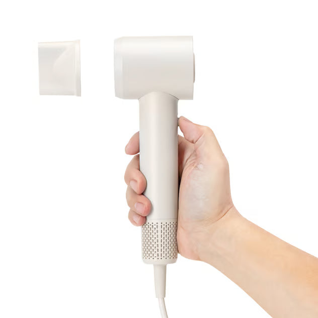 Kompakt, beige håndholdt højhastighedshårtørrer på 1100 W med negative ioner, 450 g og aftagelig dyse.