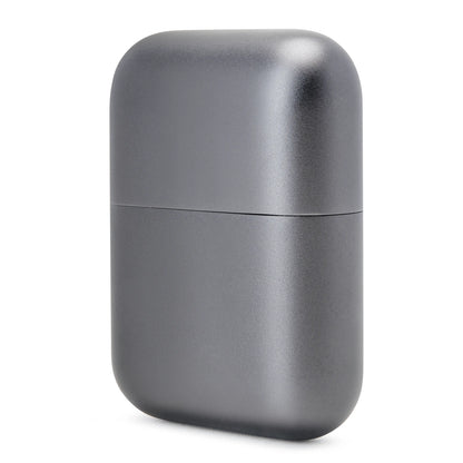 Grå mini-barbermaskine med afrundet rektangulær form, 3 bevægelige skær, USB-C og IPX7-klassificering.