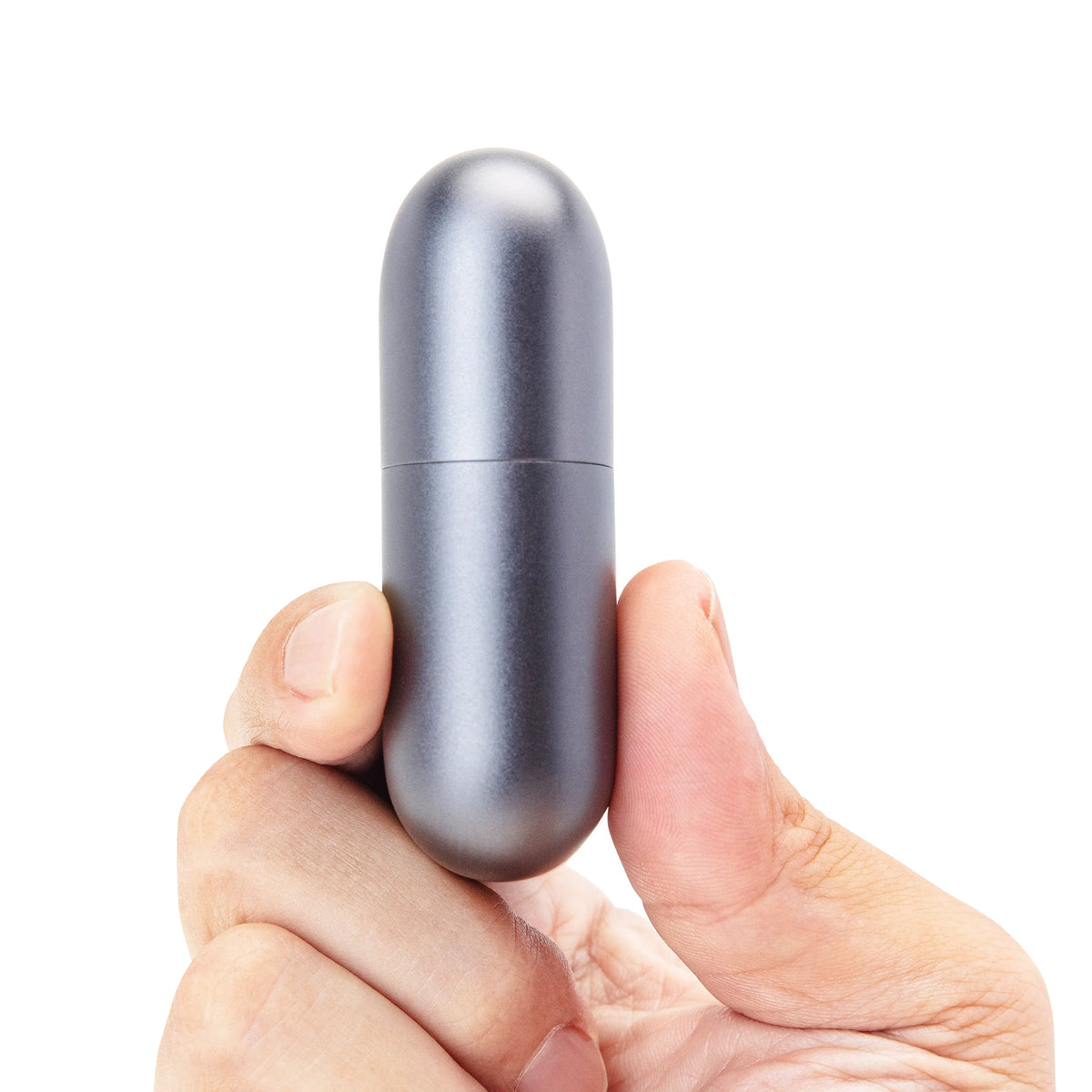 Grå, cylindrisk mini-barbermaskine til håndbrug med 3 skær, IPX7 og USB-C-port.