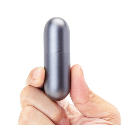 Grå, cylindrisk mini-barbermaskine til håndbrug med 3 skær, IPX7 og USB-C-port.